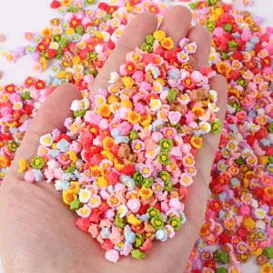 Vista macro dettagliata di mini rose in resina colorate per nail art e artigianato fai da te