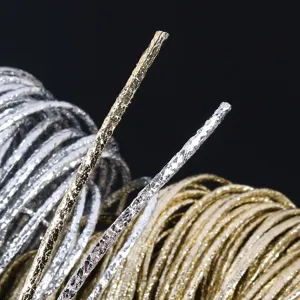 Detalle macro de cordones de cuero PU craquelado metálico de 2mm en oro y plata
