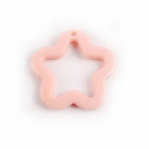 Detail roze acryl holle ster hanger, perfect voor DIY sieraden en leuke handgemaakte sleutelhangers.