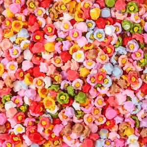 Macro vista di rose colorate in resina per nail art fai-da-te e decorazioni di accessori