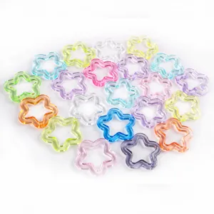 Kleurrijke acryl holle ster hangers detail weergave, perfect voor DIY handgemaakte sieraden.
