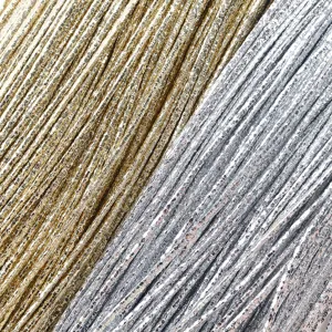 Primer plano macro de cordón de cuero PU láser de 2mm con patrón metálico agrietado oro y plata
