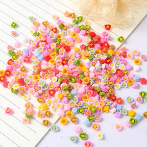 Vista dettagliata di mini rose colorate in resina per nail art DIY e decorazione di capelli
