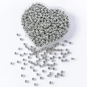 Primo piano di perline pony acriliche metalliche argento 3x4mm in contenitore cuore