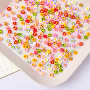 Vista macro dettagliata di mini fiori di rosa in resina colorati per nail art e DIY
