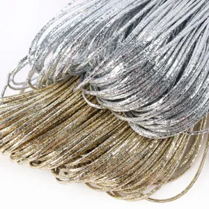Primer plano de cordones de cuero PU láser de 2 mm plata y oro con textura craquelada.