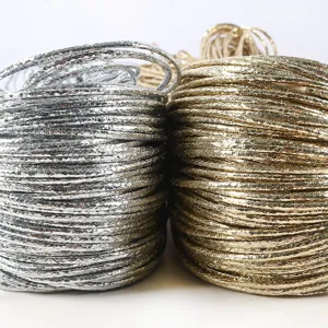Primer plano de cordón de cuero PU de 2mm plateado y dorado con textura metálica