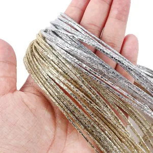 Primer plano de cordones de cuero PU agrietado oro y plata de 2 mm para manuales