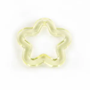 Transparant gele acryl holle ster bedel close-up perfect voor DIY sieraden knutselen.