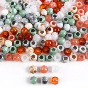 Detalle macro de cuentas acrílicas sueltas bicolor de 12mm con agujeros grandes para DIY