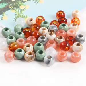 Vista detallada de cuentas de acrílico marmoleado de 12 mm con gran agujero para joyería