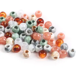 Primer plano de cuentas acrílicas veteadas de 12mm con agujeros grandes para joyería DIY