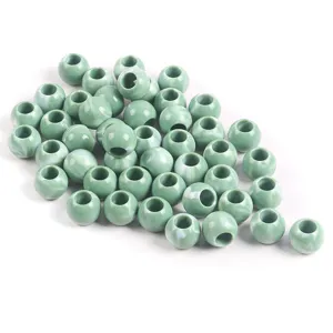 Primer plano de cuentas de acrílico jaspeado verde salvia de 12 mm con agujeros