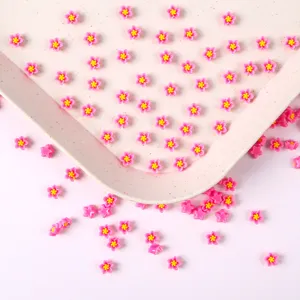 Gros plan de fleurs en résine rose de 6mm pour art des ongles DIY et accessoires de coques.