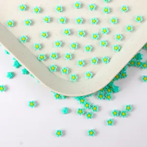 Vue détaillée de charms de petites fleurs en résine pour le nail art et la déco coque DIY.