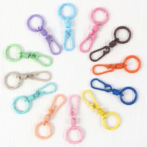 Colorful metal spring ring keychains, vibrant carabiner clips for bags and car keys.