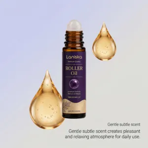 Detailopname van Laniska roller olie flesje met druppels in draagbaar 10ml parfumformaat.