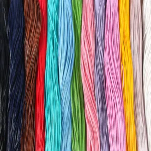 Primer plano de cordones de cuero PU planos y brillantes de 2 mm para manualidades y bolsos.