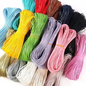 Primer plano de cordones de cuero PU plano brillante de 2 mm en una variedad de colores