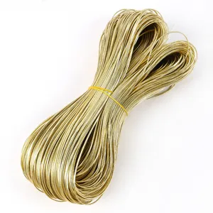 Primer plano de cordón de cuero PU trenzado dorado metalizado de 2 mm con núcleo de algodón.