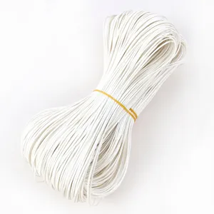 Vista detallada de cordón de cuero PU trenzado blanco brillante de 2mm para joyería DIY