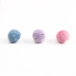 Dettaglio di pompon colorati in finta pelliccia di visone da 17mm per gioielli fai da te