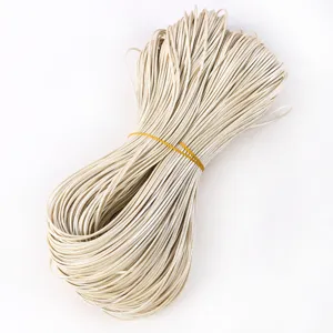 Primer plano de manojo de cordón trenzado de cuero PU plano brillante beige de 2 mm