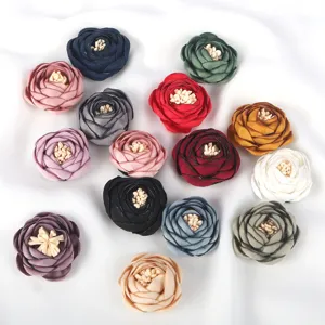 Vue détaillée de diverses fleurs de rose en tissu 3D colorées pour accessoires DIY