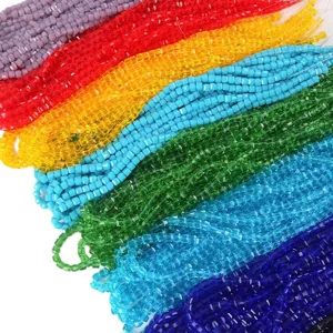Nahaufnahme bunter 4mm facettierter Quadrat-Kristallglasperlen für DIY-Schmuck