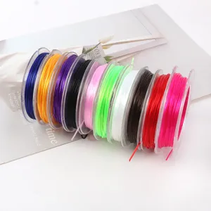 Vista detallada de cordones elásticos de cuentas de cristal coloridos en varios tonos vibrantes.