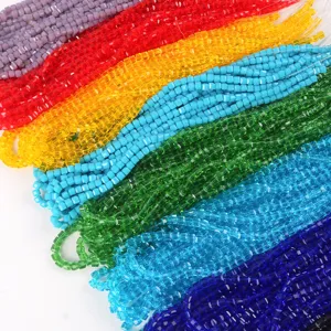 Nahaufnahme von 4 mm facettierten quadratischen Glasperlen in Regenbogenfarben für DIY
