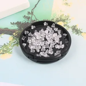 Nahaufnahme von klaren Silikon-Ohrringrückseiten, weiche Plastikstopper für DIY-Ohrschmuck.