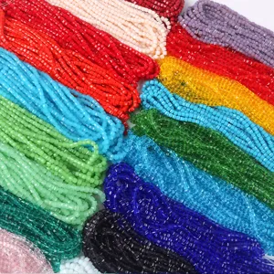 Nahaufnahme von bunten 4 mm facettierten quadratischen Glasperlen für DIY-Schmuck.