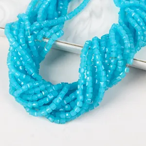 Nahaufnahme von 4mm himmelblauen facettierten Glaswürfelperlen für DIY-Schmuckherstellung
