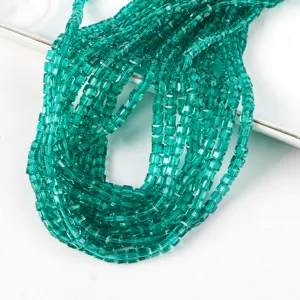 Nahaufnahme von 4 mm facettierten petrolfarbenen Glasquadratperlen für DIY-Schmuck