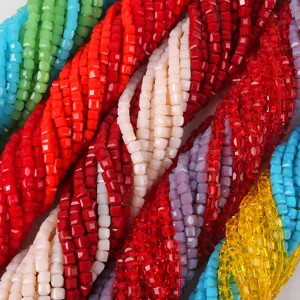 Nahaufnahme bunter 4mm facettierter quadratischer Glaskristallperlen für DIY-Schmuck.