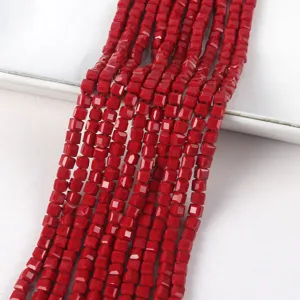 Detaillierte Makroaufnahme von roten facettierten 4mm Glasperlen für DIY Schmuckzubehör