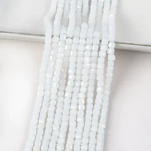 Detailansicht von 4mm facettierten weißen quadratischen Glasperlen für DIY-Schmuck.