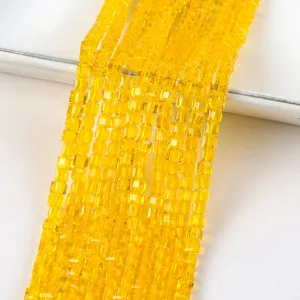 Nahaufnahme von leuchtend gelben facettierten 4mm quadratischen Glaskristallperlen