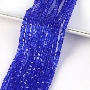 Detailansicht von 4 mm dunkelblauen facettierten Glas-Vierkantperlen für handgefertigten Schmuck