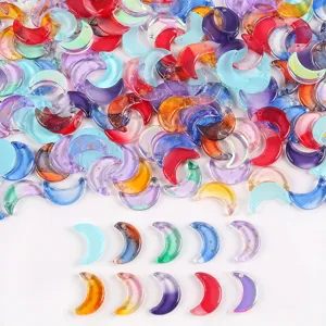 Vue détaillée de breloques en verre en forme de lune montrant diverses couleurs et textures