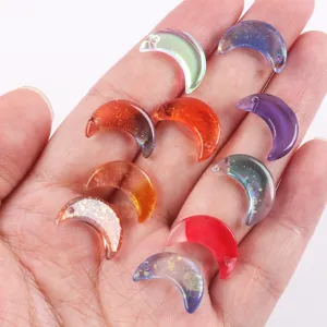 Vue détaillée de breloques en verre en forme de croissant de lune pour bijoux DIY