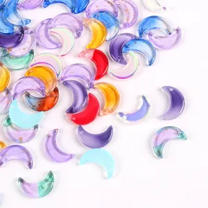 Gros plan de breloques lune en verre irisé coloré pour la création de bijoux
