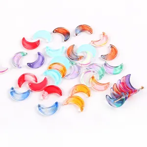 Vue détaillée de breloques en verre irisées en forme de croissant pour bijoux et bracelets