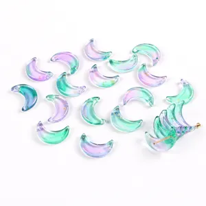 Vue macro détaillée de pendentifs lune en verre irisé pour projets de bijoux DIY