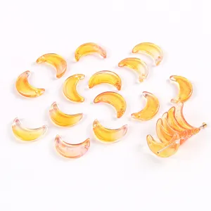 Vue détaillée de breloques lune en verre orange irisé pour la création de bijoux DIY.