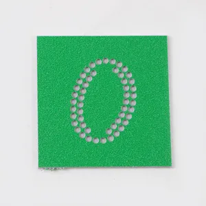 Vista dettagliata del modello di trasferimento strass, stampo verde perforato per fai da te.