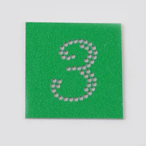 Vista dettagliata di modello strass quadrato verde con numero tre perforato per fai da te.