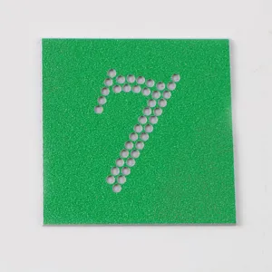 Dettaglio del modello in strass verde con numero sette perforato per artigianato.