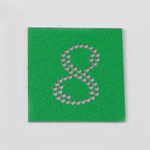 Vista di dettaglio della dima per strass fai da te verde con motivo numero 8 forato.